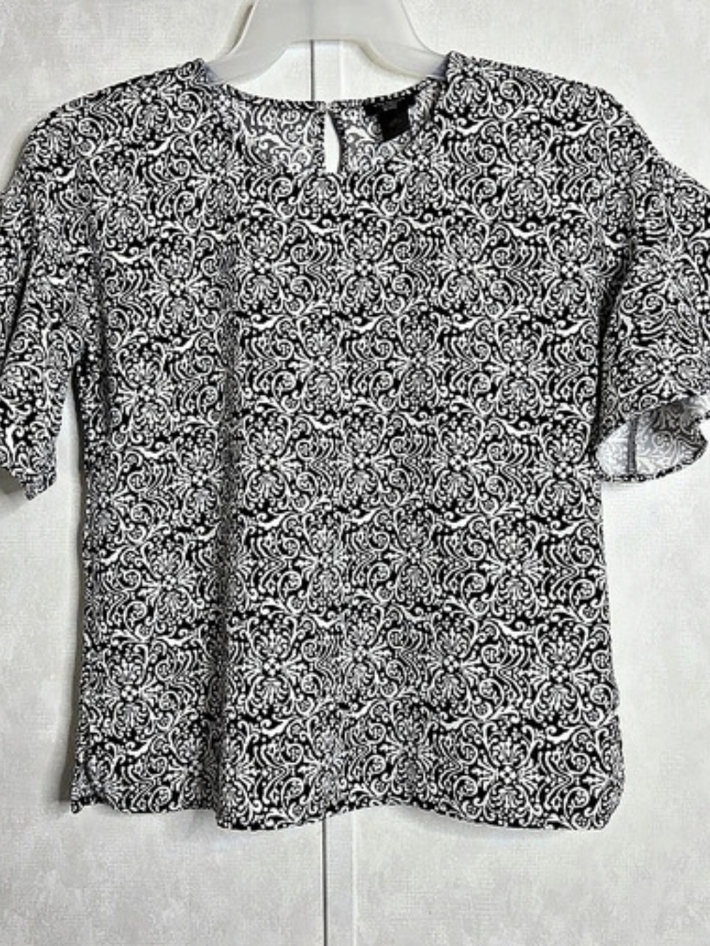 Ann Taylor Factory Petite S Floral Flutter Sleeve Blouse in Black & White